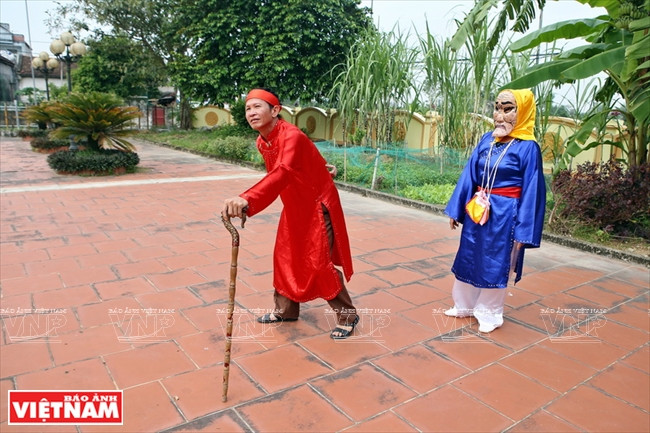  春谱舞蹈艺人。图自《越南画报》