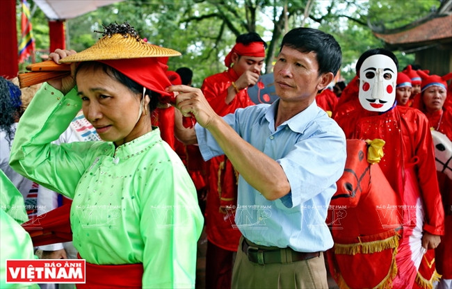  春谱舞蹈艺人。图自《越南画报》