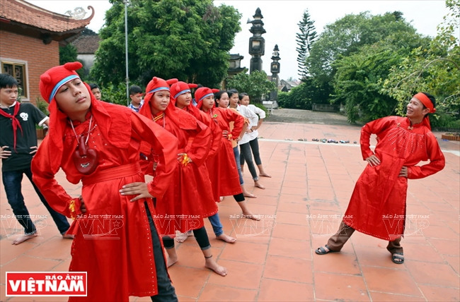  春谱舞蹈艺人。图自《越南画报》