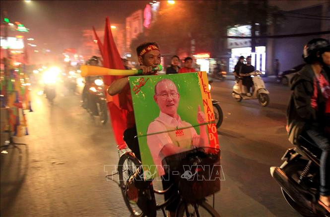 越南各地的球迷纷纷涌上街头，欢庆越南国足的胜利。图自越通社