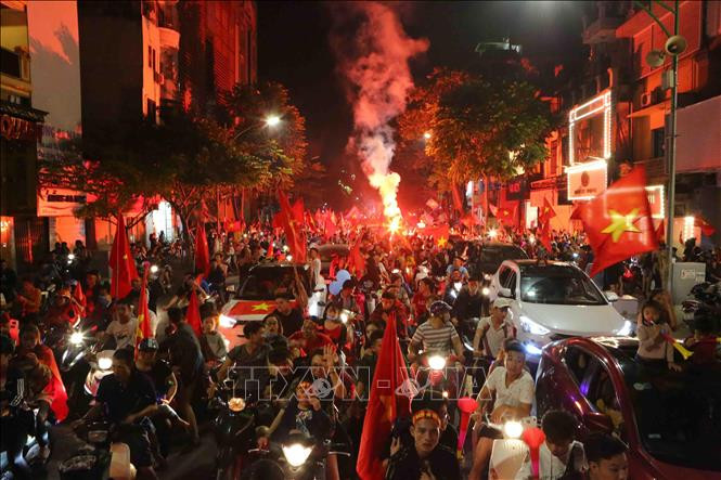 越南各地的球迷纷纷涌上街头，欢庆越南国足的胜利。图自越通社