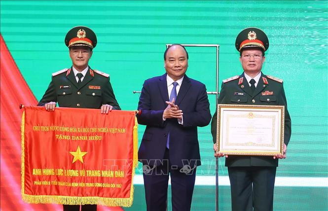 阮春福总理向108号中央军队医院授予武装力量英雄称号。越通社记者 统一 摄