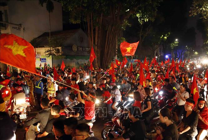 越南各地的球迷纷纷涌上街头，欢庆越南国足的胜利。图自越通社
