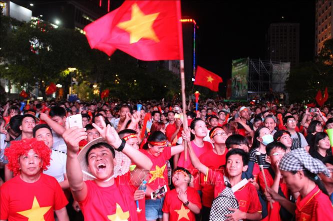 越南各地的球迷纷纷涌上街头，欢庆越南国足的胜利。图自越通社