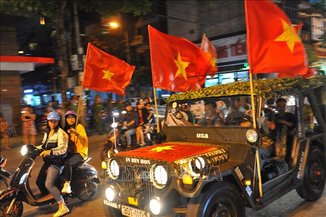 越南各地的球迷纷纷涌上街头，欢庆越南国足的胜利。图自越通社