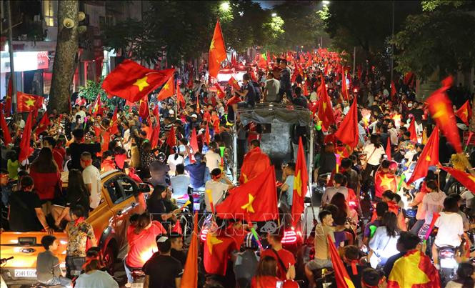 越南各地的球迷纷纷涌上街头，欢庆越南国足的胜利。图自越通社