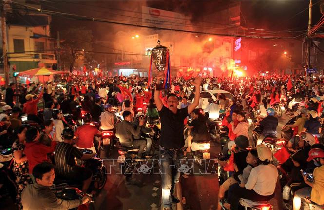 越南各地的球迷纷纷涌上街头，欢庆越南国足的胜利。图自越通社