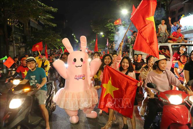 越南各地的球迷纷纷涌上街头，欢庆越南国足的胜利。图自越通社