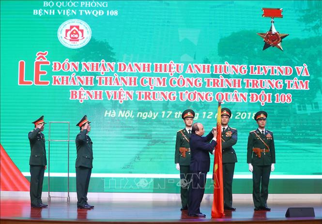 阮春福总理向108号中央军队医院授予武装力量英雄称号。越通社记者 统一 摄