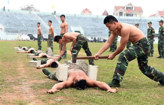 气功表演。（图片来源：越南《人民军队报》）