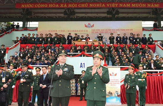 谅山省边防部队的表演节目给常万全部长留下非常深刻的印象。（图片来源：越南《人民军队报》）