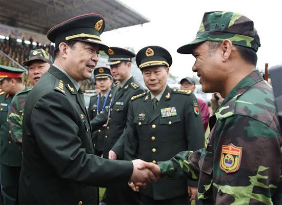  常万全部长对参加表演力量亲切交谈。（图片来源：越南《人民军队报》）