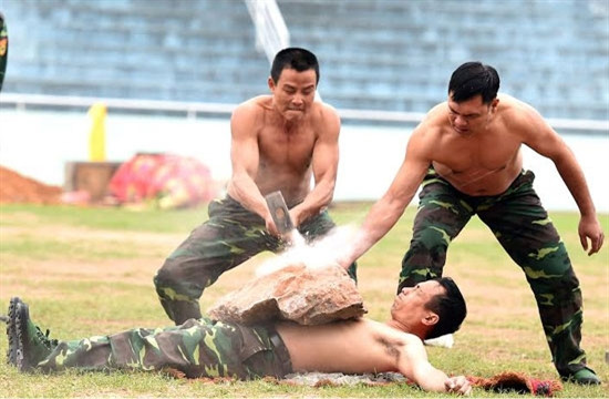 气功表演。（图片来源：越南《人民军队报》）