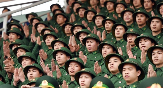 表演节目受到在场官兵的热烈鼓励。（图片来源：越南《人民军队报》）