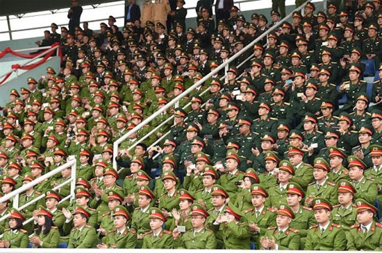 谅山省武装力量观看表演。（图片来源：越南《人民军队报》）