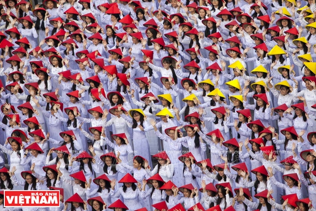 第一郡征王高中学校女生穿着长衫排列成国土S字形和长沙、黄沙群岛形状 。（图片来源：越南画报）