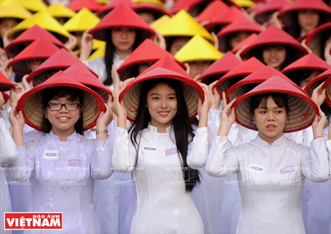 第一郡征王高中学校女生穿着长衫排列成国土S字形和长沙、黄沙群岛形状 。（图片来源：越南画报）