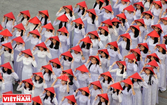 第一郡征王高中学校女生穿着长衫排列成国土S字形和长沙、黄沙群岛形状 。（图片来源：越南画报）