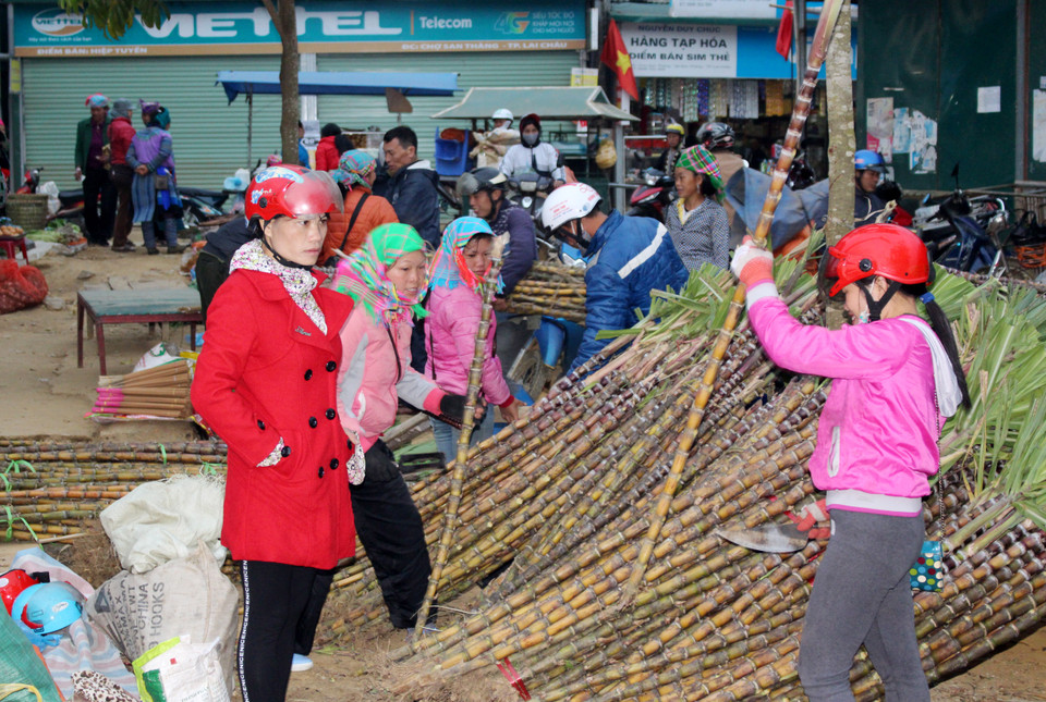 在集市销售的产品大部分都是少数民族同胞自产的。越通社记者 功宣 摄