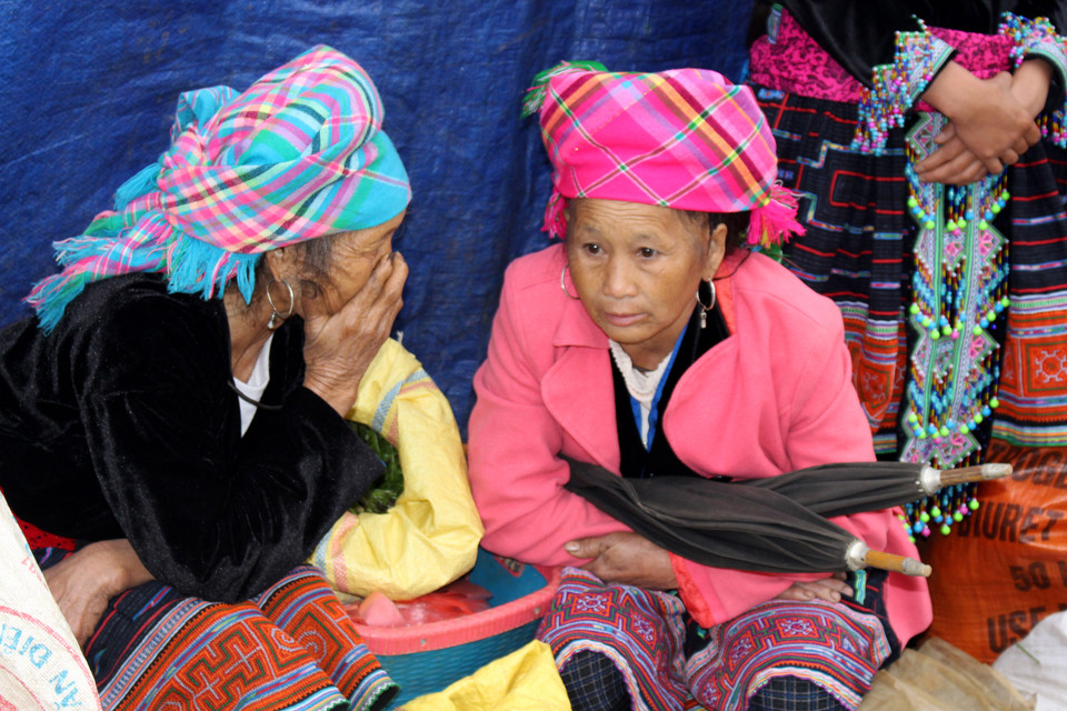 三堂集市既是买卖货品的地方，又是人们交流 心思感情的场所。越通社记者 功宣 摄