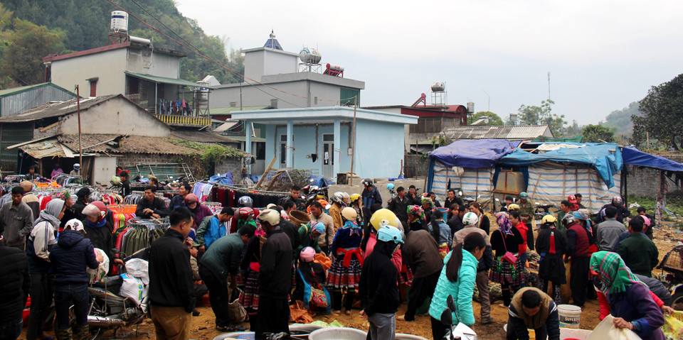 每周四和周日，三堂集市的热闹景象。越通社记者 功宣 摄