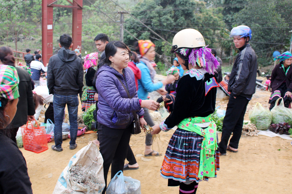 这里的产品价格合理，因此购买者大部分不需要讨价还价。越通社记者 功宣 摄