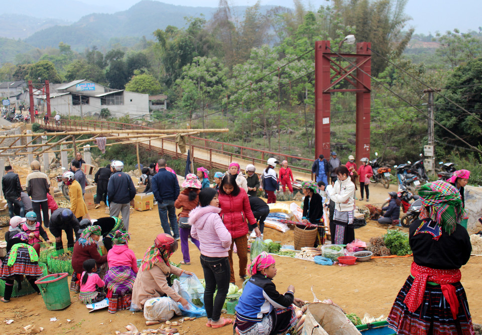每周四和周日，三堂集市的热闹景象。越通社记者 功宣 摄