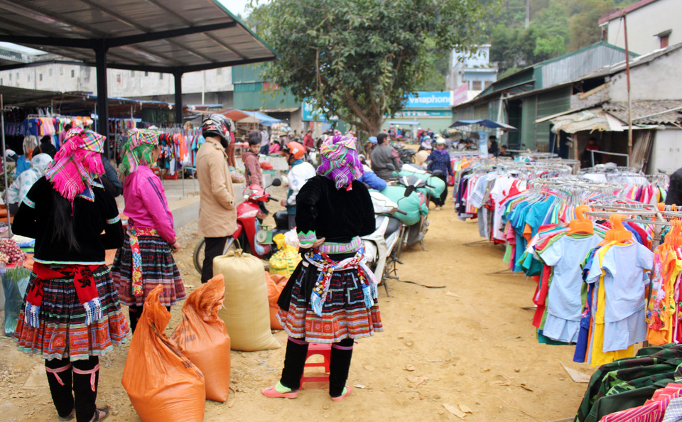 在集市销售的产品大部分都是少数民族同胞自产的。越通社记者 功宣 摄