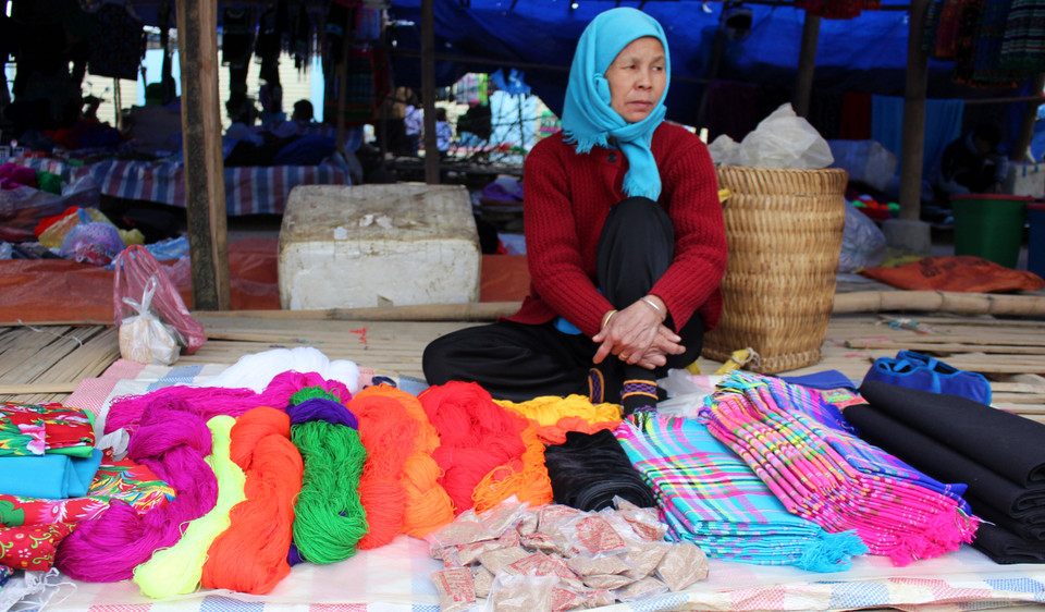 蒙族人的土锦服饰和彩线摊。越通社记者 功宣 摄