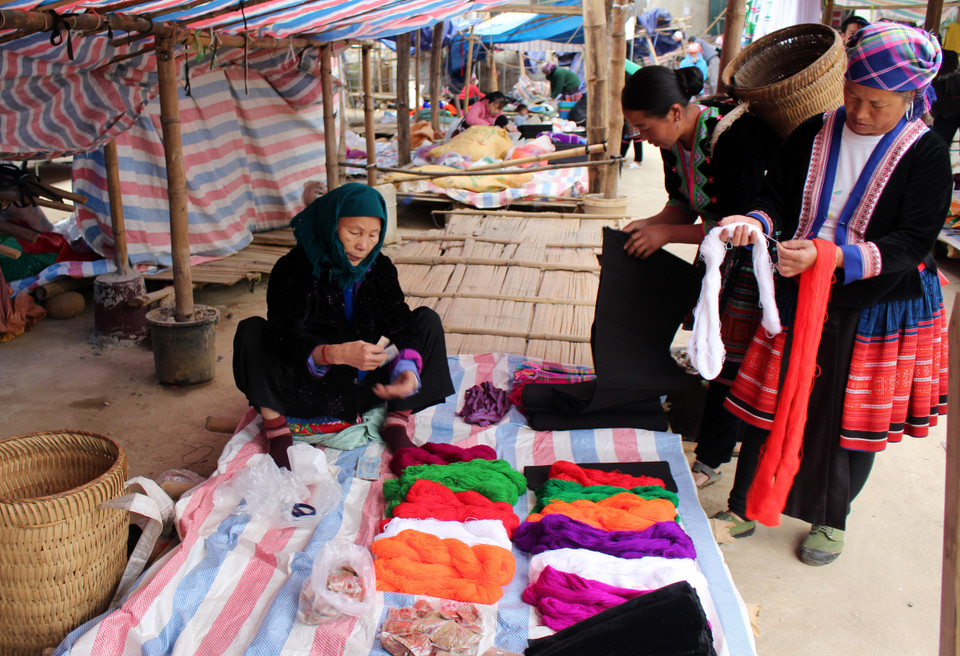 蒙族人的土锦服饰和彩线摊。越通社记者 功宣 摄
