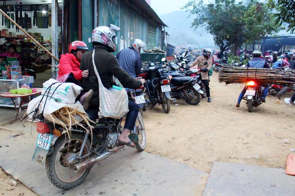 有的人使用摩托车运货到集市销售。越通社记者 功宣 摄
