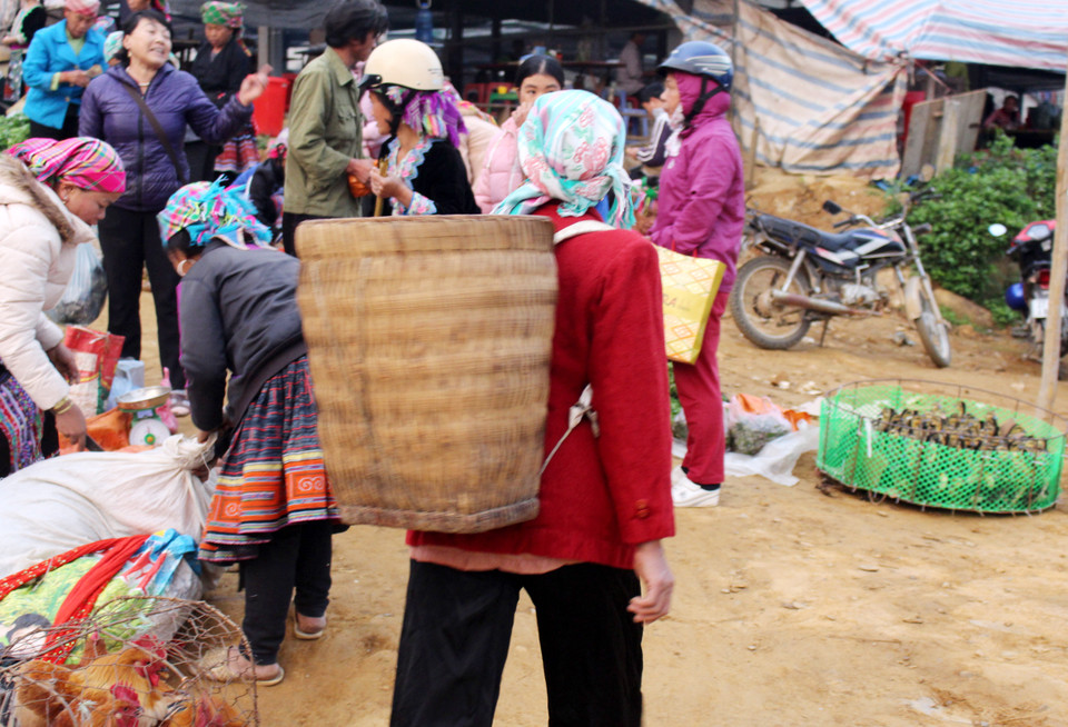 也有的人使用背筐运货到集市销售。越通社记者 功宣 摄