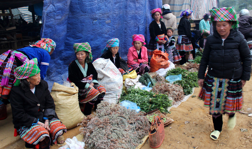 在集市销售的产品大部分都是少数民族同胞自产的。越通社记者 功宣 摄