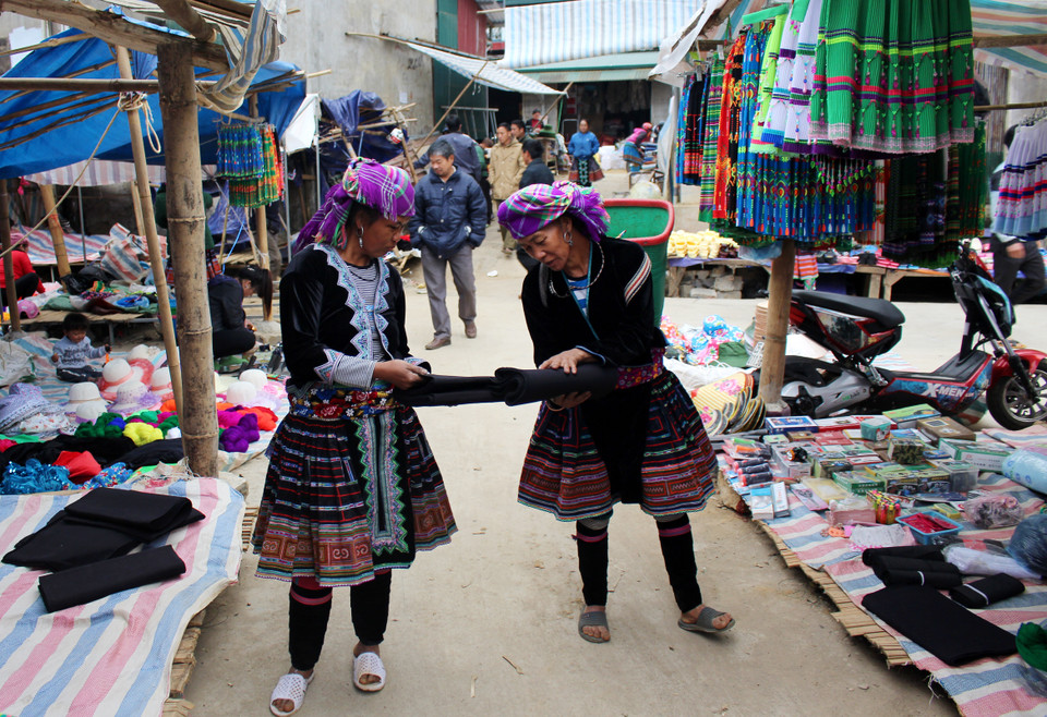 少数民族同胞互相分享自己产品的好处。越通社记者 功宣 摄