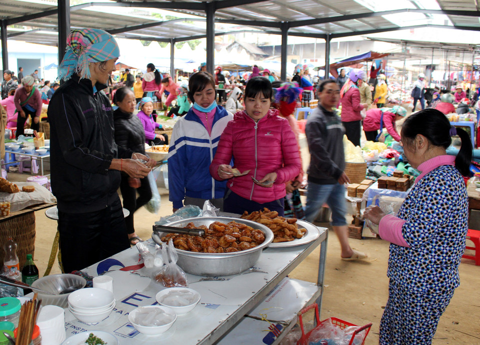 美食摊受顾客欢迎。越通社记者 功宣 摄