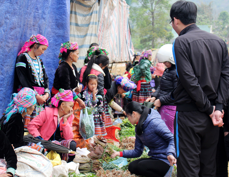这里的产品价格合理，因此购买者大部分不需要讨价还价。越通社记者 功宣 摄