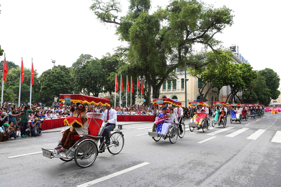 街头狂欢节于7月29日在河内步行街举行，吸引了业余和职业演员、各手工艺村艺人共5000人参加。越通社记者 成达 摄