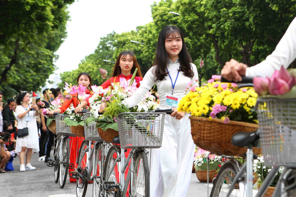 街头狂欢节吸引了业余和职业演员、各手工艺村艺人共5000人参加。越通社记者 成达 摄