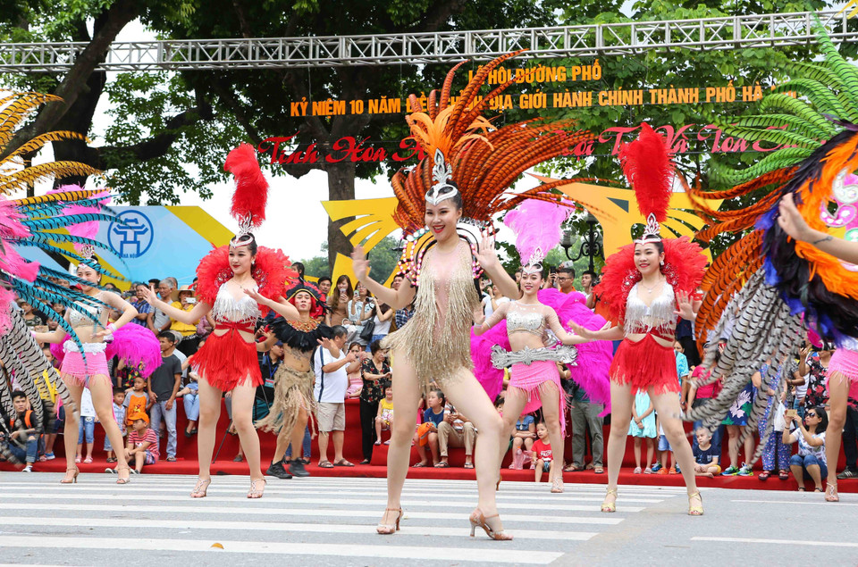 街头狂欢节吸引了业余和职业演员、各手工艺村艺人共5000人参加。越通社记者 成达 摄