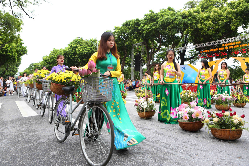 街头狂欢节于7月29日在河内步行街举行，吸引了业余和职业演员、各手工艺村艺人共5000人参加。越通社记者 成达 摄