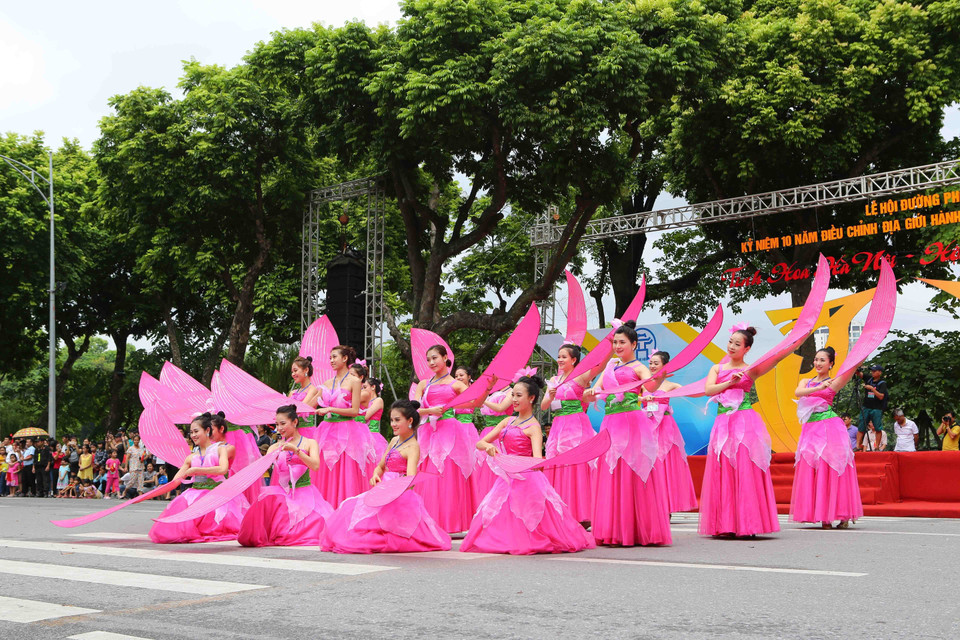 街头狂欢节于7月29日在河内步行街举行，吸引了业余和职业演员、各手工艺村艺人共5000人参加。越通社记者 成达 摄