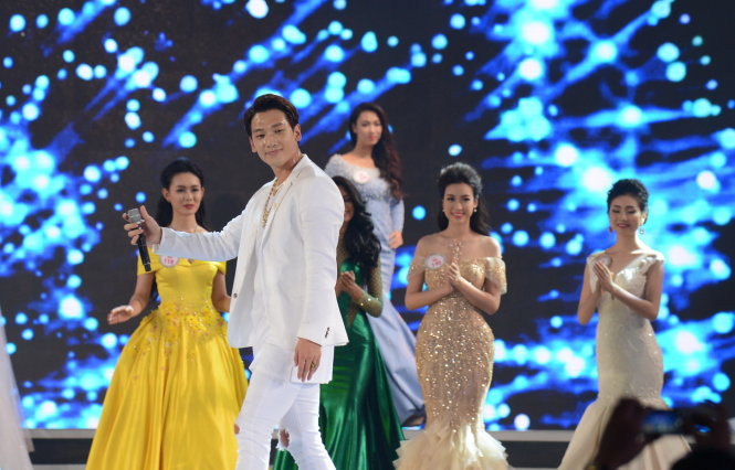 参赛佳丽与韩国男歌手郑智薰同台演出。