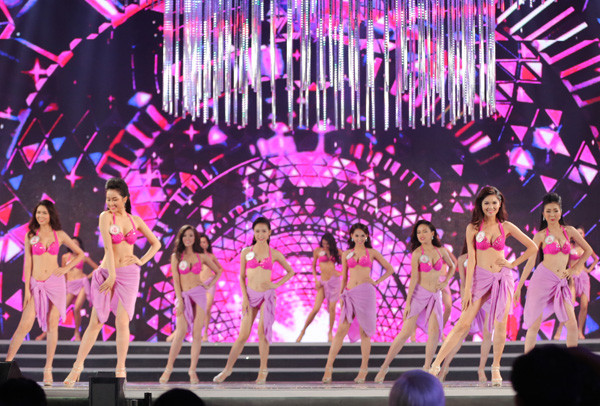 参赛佳丽的泳装秀。