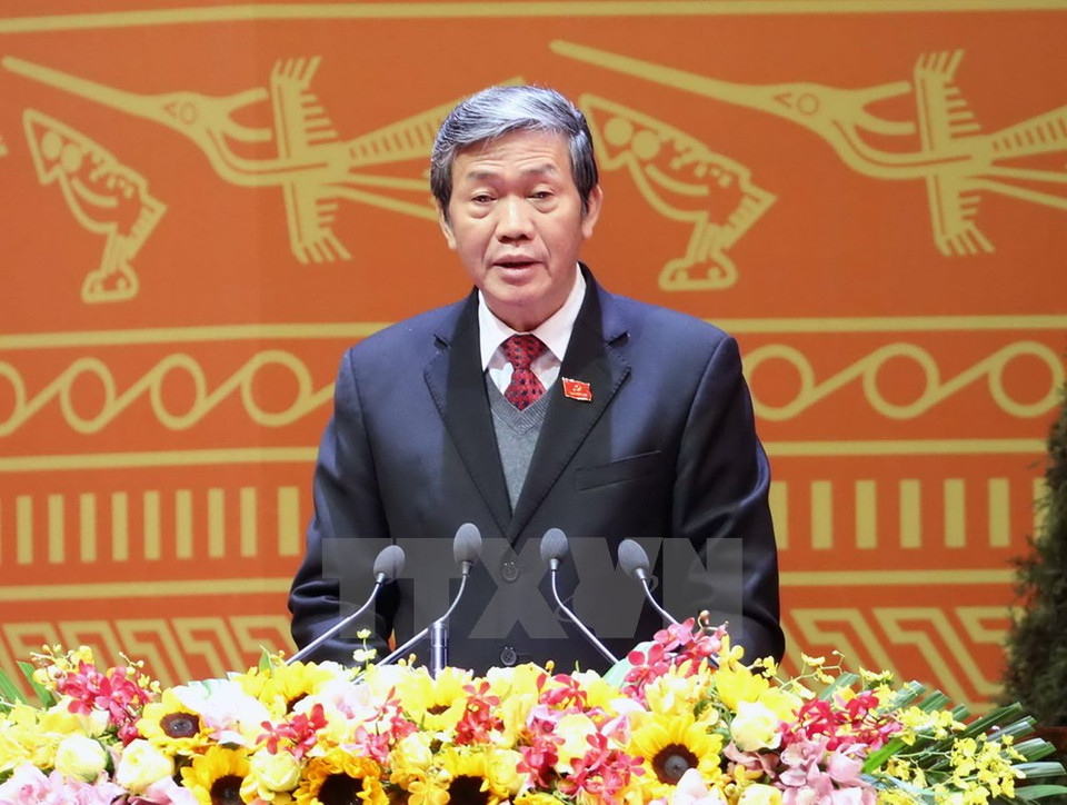 越共中央政治局委员丁师兄代表主席团作了越共第十二届中央政治局、总书记、书记处、中央检查委员会及中央检查委员会主任选举结果的报告。（图片来源：越通社）