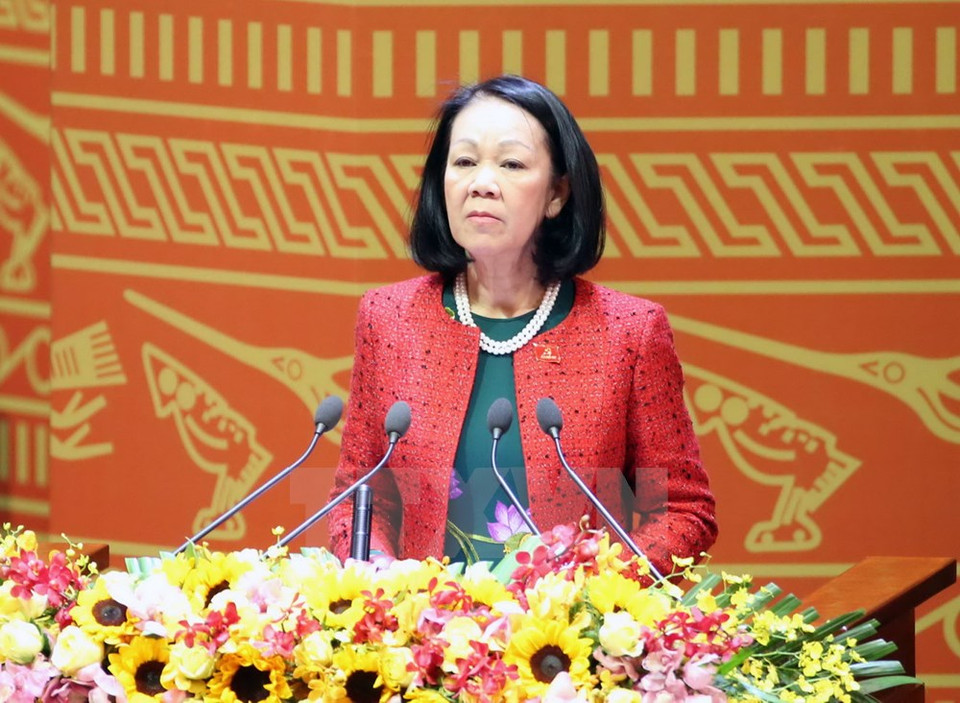 越共中央政治局委员、国会常务委员会委员、国会社会事务委员会主任、大会秘书团委员张氏梅公布继续致电祝贺越共十二大的42个政党、国际组织和国际友人名单。（图片来源：越通社）