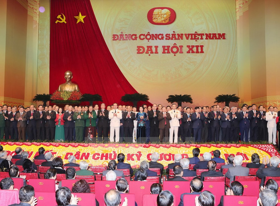  新一届中央委员会亮相大会。（图片来源：越通社）