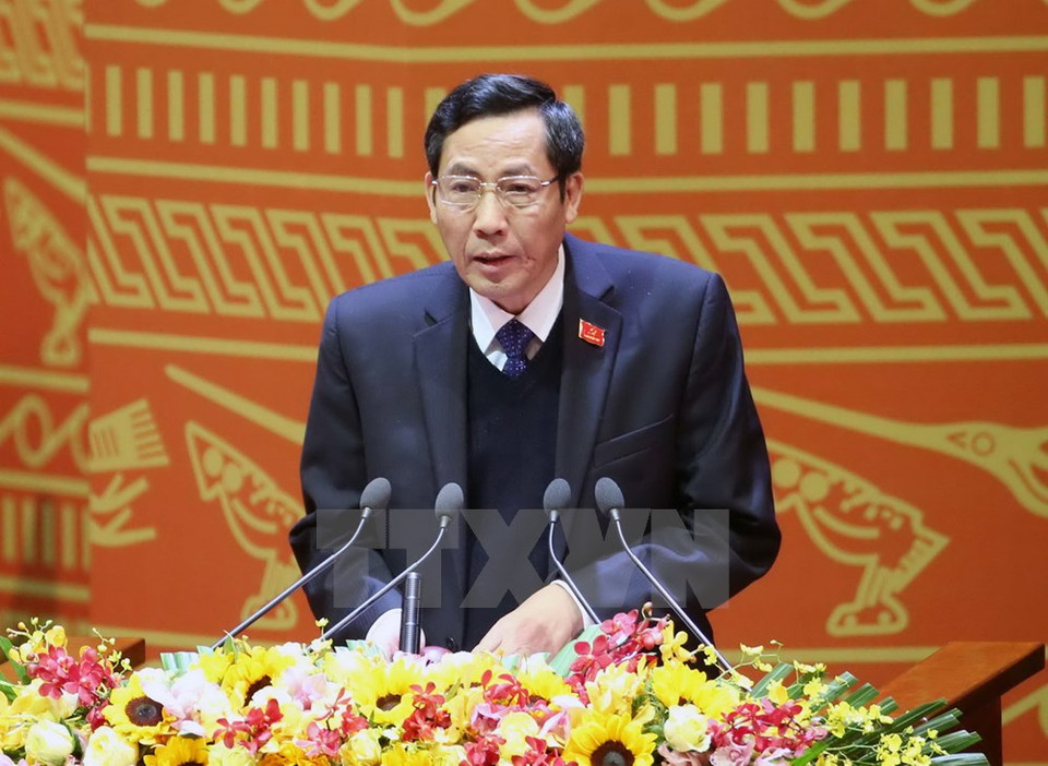  越共中央委员、《人民报社》总编、大会秘书团委员顺友公布越共十二大文件中若干问题的表决结果。（图片来源：越通社）