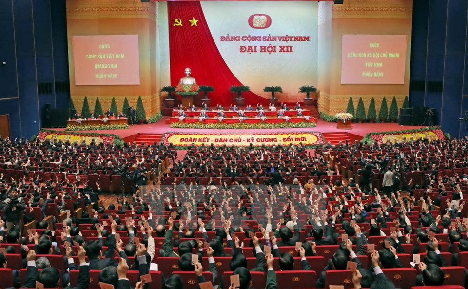  全会以100%赞成票通过了越共十二大决议。（图片来源：越通社）