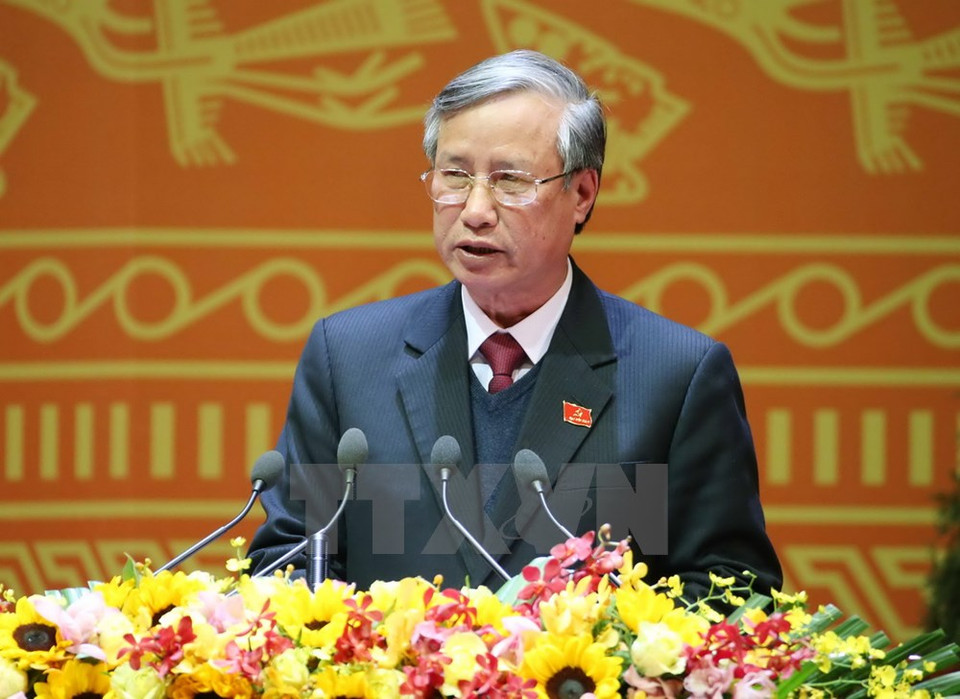  越共第十二届中央政治局委员、中央检查委员会主任陈国旺宣读越共十二大决议草案。（图片来源：越通社）