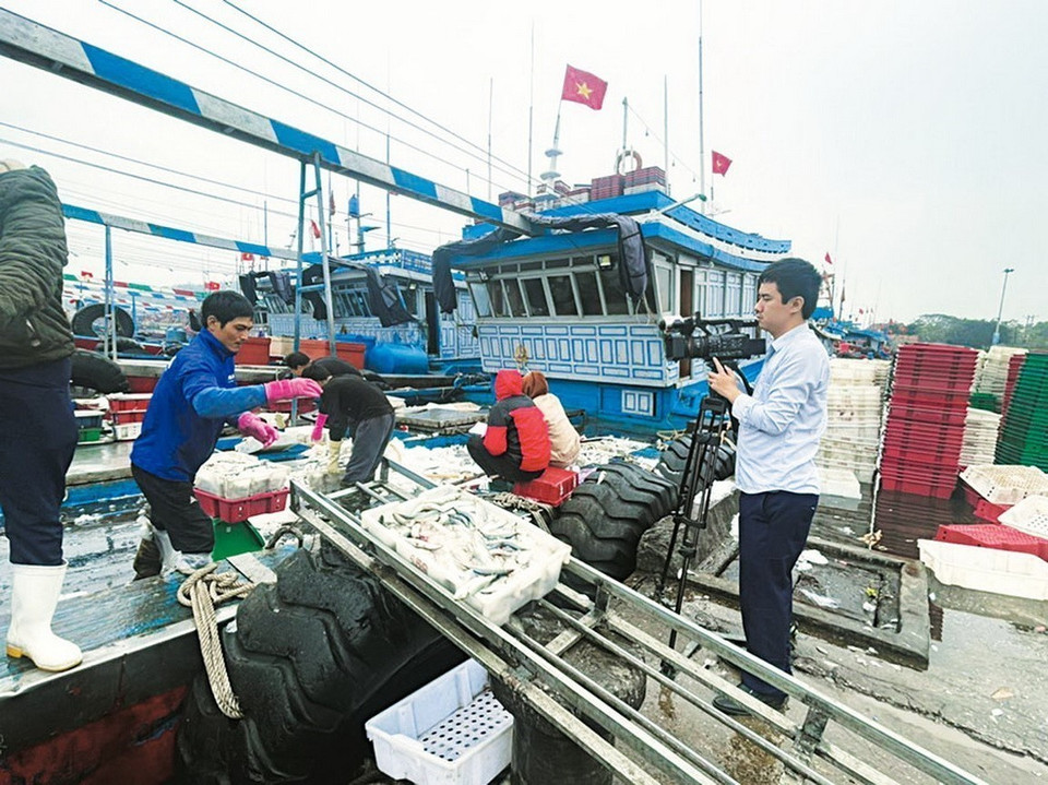 越通社驻清华省记者阮廷南2023年1月在清化省静嘉县海清乡浪棒（Lạch Bạng）海港报道作业。图自越通社